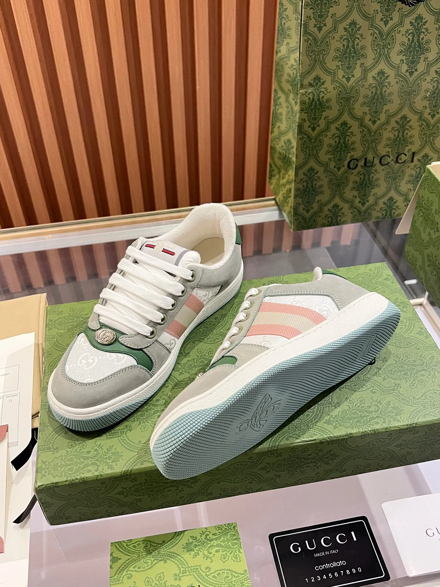 👟👟Ex-factory price 540👟👟 ⚡️Gucci Dirty Shoes Top factory quality, impeccable at the counter, the comfort is incredible. Retro distressed elements, washed retro logo on the tongue, metal double LOGO, 99% recognizable, full of Gucci elements; terry cloth lining, cowhide foot pads and 3mm latex are much more comfortable than real leather shoes. Environmentally friendly TPU wear-resistant outsole, soft and elastic. The inside of the tongue is made of imported elastic bands, which have great tension and won't strangle your feet. I don't develop the shoes without the original version. Only by getting the original version can the shoes be accurate and beat the market version instantly. Every stitch and every stitch is very tight and full. The debugging process is the most painstaking and requires no less than a hundred modifications before it is adjusted to the perfect state so that it can be worn comfortably by all foot types! Size 35-40 women’s model)